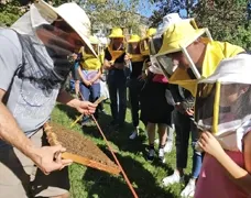 Gruppo di persone in costume medievale durante una rievocazione storica