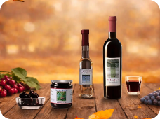 Bottiglia di vino e prodotti tipici locali su un tavolo in legno