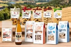 Selezione di prodotti alimentari artigianali confezionati