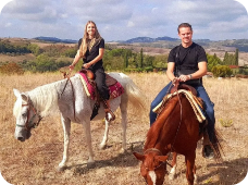 Cavallerizza su cavallo bianco in un paesaggio naturale