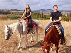 Cavallerizza su cavallo bianco in un paesaggio naturale