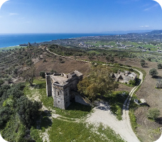 Veduta aerea di un castello medievale immerso nel paesaggio rurale