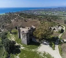 Veduta aerea di un castello medievale immerso nel paesaggio rurale
