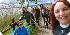 Gruppo di donne che ballano in un prato durante una festa tradizionale
