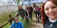Gruppo di donne che ballano in un prato durante una festa tradizionale