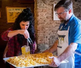 Zwei Kunsthandwerker bereiten frische Pasta zu