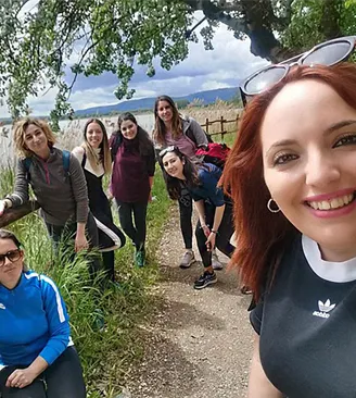 Menschen beim Wandern auf dem Lande