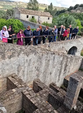 Besucher an einer archäologischen Stätte